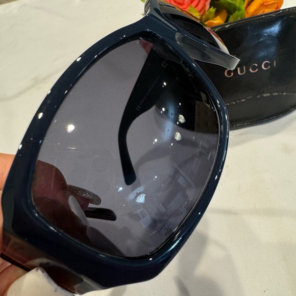 Authentic Gucci sunglasses with case - Picture 9 of 10